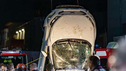 Петима младежи паднаха с автомобил от 8 метра в река