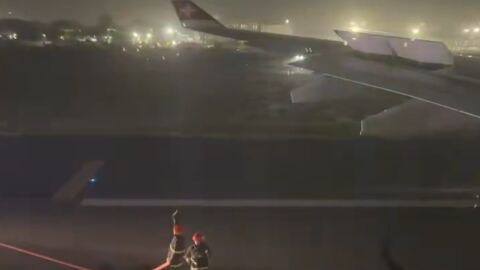 Шестима пътници са в болница, след като пожар избухна в двигателя на самолет (ВИДЕО)