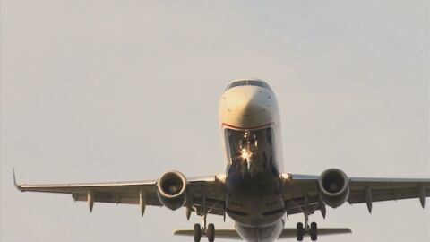 Цената на горивото се пренася в цената на самолетните билети, малките авиокомпании може да фалират