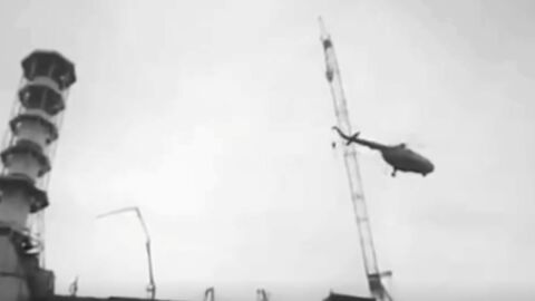 Вижте как един от хеликоптерите -"ликвидатори" се разбива във взривения ядрен реактор на Чернобил 