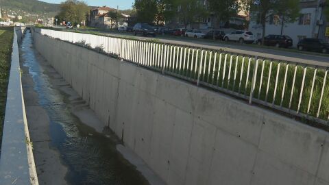 Снимка: Пожарникари спасиха 12-годишно дете, паднало в корито на река в Шумен