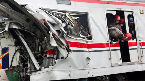 15 са вече жертвите от влаковата катастрофа в Индонезия