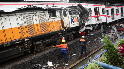 Извадиха последните жертви от железопътната катастрофа в Индонезия, при която загинаха 14 души