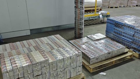 180 000 кутии цигари, скрити в матраци, откриха на пристанището в Бургас