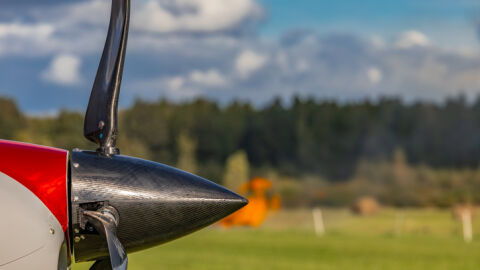 "Машината е тотално разбита": Пилот на малък самолет загина в Германия