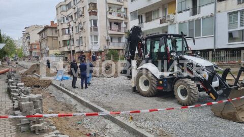 Снимка: Работник загина, след като беше затрупан при ремонт в Бургас (СНИМКИ)