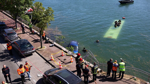 Автобус с пътници падна в река Сена край Париж (СНИМКИ)