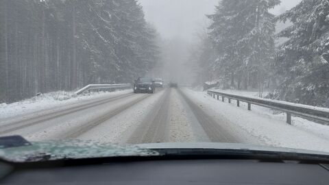 Сняг заваля на „Петрохан“, снегорини са на място 