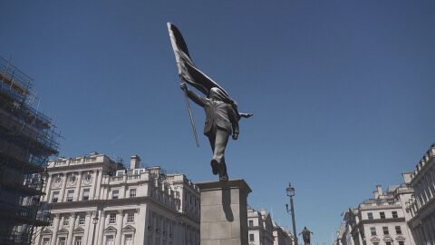 Мистериозна статуя с името на Банкси се появи в центъра на Лондон (ВИДЕО)