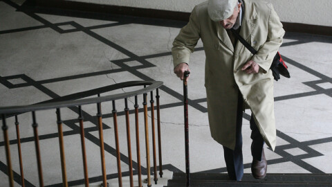 Незрящ мъж получи сметка за дълг от 70 000 евро в писма, които не може да прочете