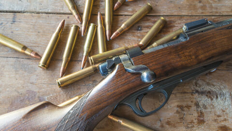 Откриха оръжието на мъжа, ранил петима в Атина. Все още го издирват