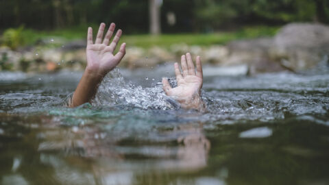 15-годишен се удави в река в Италия след скок във водата