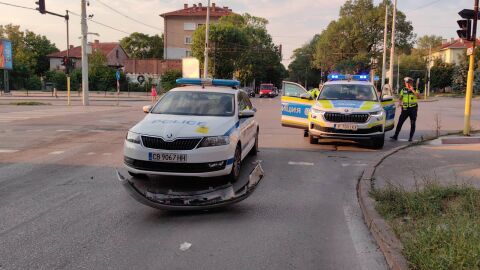 Жена се вряза в полицейски автомобил на възлово кръстовище в Русе (СНИМКИ)