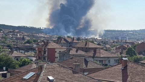Голям пожар над Харманли - огънят е обхванал част от вилната зона