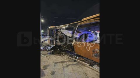 Снимка: 21-годишният шофьор, който се вряза с колата си в автобус в София, е задържан 