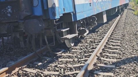 Влак дерайлира след удар в скали край Мъглиж