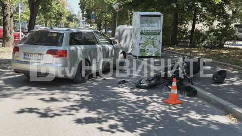 Снимка: Моторист на задна гума връхлетя върху кола с майка и дете в Русе
