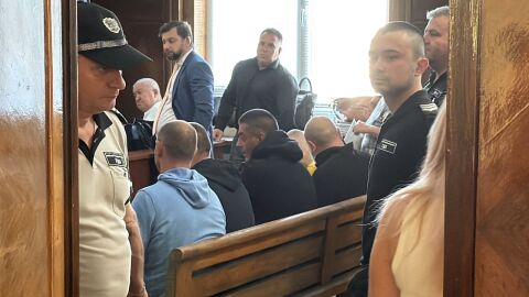 Снимка: Съдът остави в ареста петима от лабораторията за фентанил (СНИМКИ)