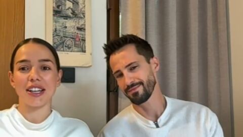 Снимка: Теа и Наум: Видяхме го на нашето море -  задраскано „един лев“ и „едно евро“ написано отгоре. В Италия кафето е 2 евро, тук - 3 евро, аперолът там е 6 евро, тук - 9 евро