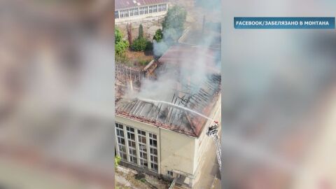 Снимка: Пожар изпепели покрива на бивш техникум в Монтана (ВИДЕО)