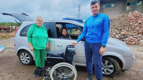 Снимка: Докато отхлежда 150 крави, Димитър вдъхва нов живот на стари инвалидни колички и ги дарява на хора в нужда