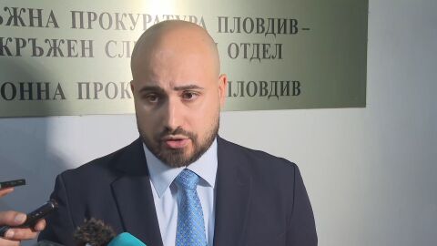 Снимка: При претърсването и изземването в клуба на „Кръв и чест“ - задържаните гледали футболен мач