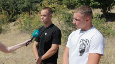 Снимка: „Видях ги в средата на огъня - гасиха“: Двама тийнейджъри спасиха село от пожар