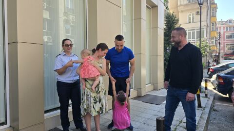 Снимка: „Моля те, дишай, дишай“: Спасеното 6-месечно бебе от полицаи в Пловдив е получило тежка алергична реакция