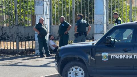 Снимка: Гонка с каналджия в Бургас: Мигранти избягаха край стадион „Черноморец“ (СНИМКИ)
