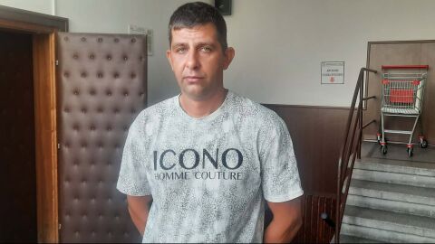 Снимка: „Накараха ме да направя самопризнания, невинен съм“: Пожарникарят, обвинен в отравянето на 8 лешояди, остава на свобода