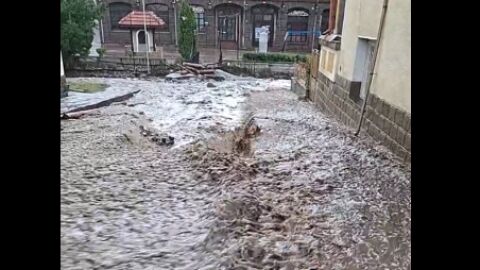 Снимка: След бурята: Рязко се вдигна нивото на Стара река, затвориха пътя Пещера-Батак
