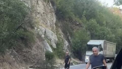Снимка: Кола се удари в страничен скат в Кресненското дефиле, предизвика срутване на скална маса. Пострадала е бременна жена