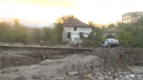 Снимка: След потопа в Струмяни: 12 къщи са наводнени, селото остава без вода