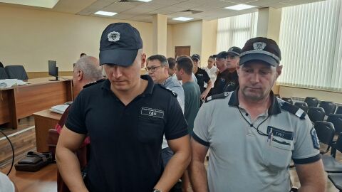 Снимка: Съдът остави в ареста тримата непълнолетни, обвинени за убийството на Георги Кузев в Пловдив