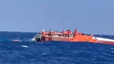Снимка: Ферибот с 270 пътници на борда се преобърна край Кипър (ВИДЕО)