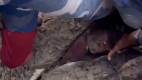 Снимка: 5-годишно момиче се събра със семейството си, оцеля два дни под развалините в Непал (ВИДЕО)