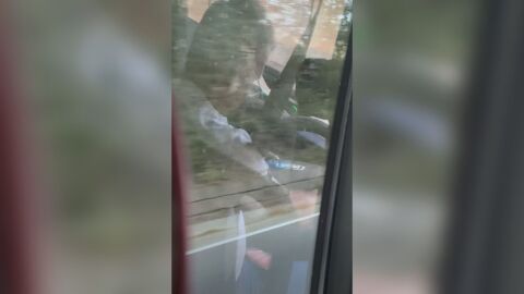 Снимка: Шофьор гледа видео за възрастни зад волана на автобус по линията София – Казанлък