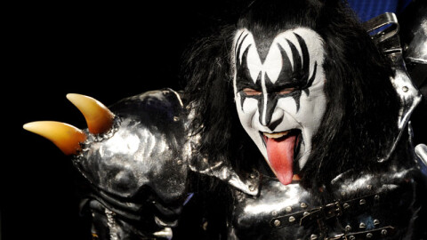 Рок легендата Джийн Симънс от KISS пострада тежко при катастрофа