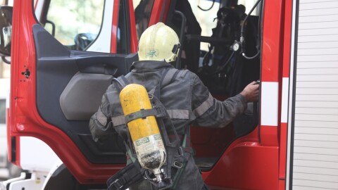 Голям пожар гори във фабрика край Анкара