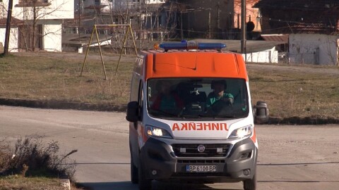 Тежка катастрофа с ранени деца заради изпреварване на мокър път 