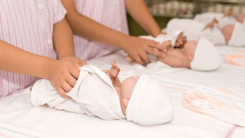 Между 300 и 500 евро на месец за работещи родители: Гърция с платформа за детегледачи