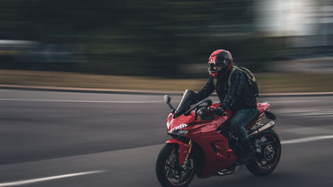 Глоби от 22 000 евро за моторист в Гърция след гонка с полицията