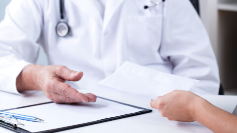 Обвиняват лекар, взел подкуп от 8500 лв, бил председател на ТЕЛК 