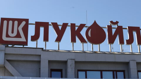 Продажбата на активи на „Лукойл" у нас ще става след решение на правителството