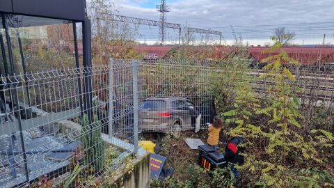 Кола влетя и разруши заведение на паркинга на хипермаркет във Враца (СНИМКИ)