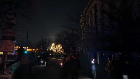   Мрак в центъра на София: Осветлението край Софийския университет угасна (СНИМКИ)