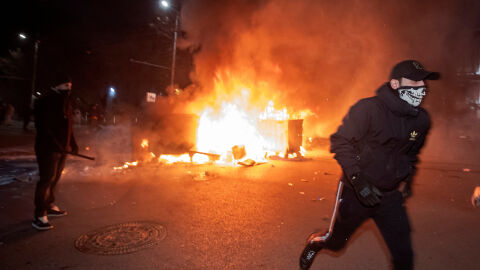 След безредиците в София: Щети по инфраструктурата, контейнери, трамваи