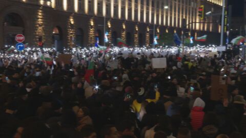 Бунтът срещу властта: Мирен протест, провокатори с маски, безредици, ранени, арести и погром (ОБЗОР)