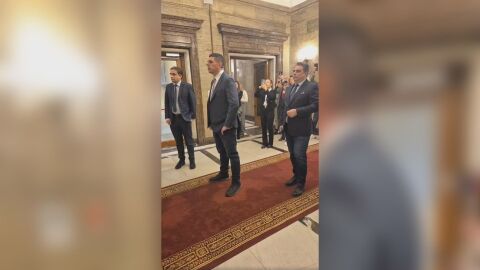 &quot;Защо лъжеш, че съм се навеждал&quot;: Ивайло Мирчев - ядосан, търси Делян Пеевски в кабинета му (ВИДЕО)