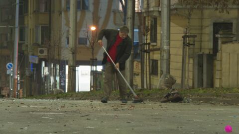 „Срамувам се за тях“: Къщата на Иван стана щит между полиция и провокатори в сърцето на София